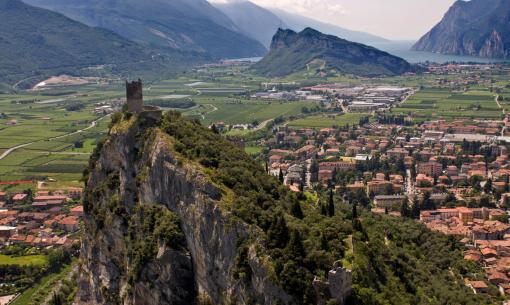 Castello su una collina con vista sulla città e montagne.