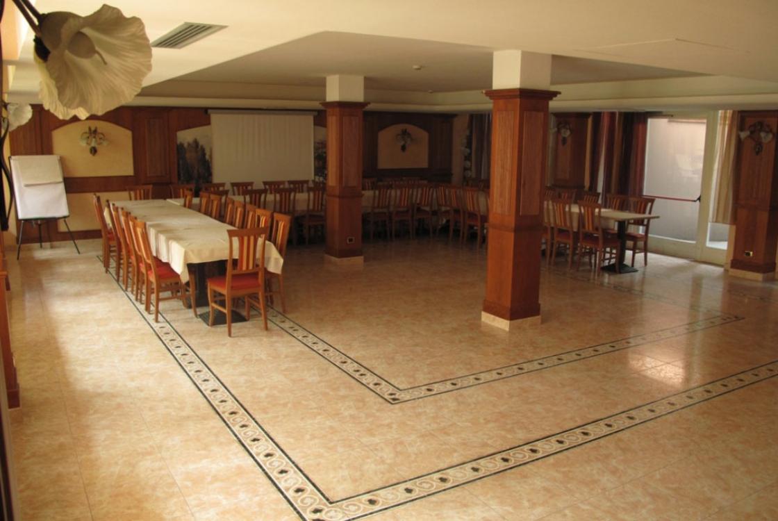 hotelolivo.upgarda en hotel-with-conference-room-in-arco 013